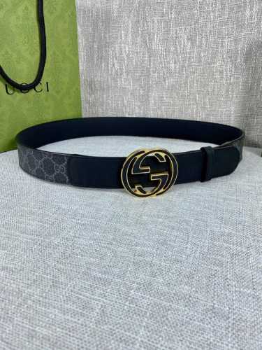 宽度4.0Cm Gucci 这款腰带在 春夏系列中惊艳亮相，采用以标志性米色 乌木色组合呈现的品牌双G精品钢扣字母交织图案，与黑色皮革材质相得益彰。双G搭扣采用