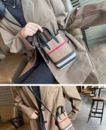 Burberry巴宝莉手机包 经典格子帆布拼接牛皮 斜挎小包官网同款 生活出门不需要带现金的时代 这个包完全可以满足你日常使用 尺寸 19X12X4 可放2部手