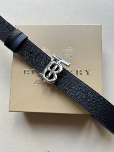 品牌:博柏利 价格:特 尺寸:带宽35Mm 正品尺寸 五金材质:专柜精品扣，真空电镀，工艺精细 带身材质:天然头层牛皮，质感十足，手感柔软。时尚个性，经典百搭！