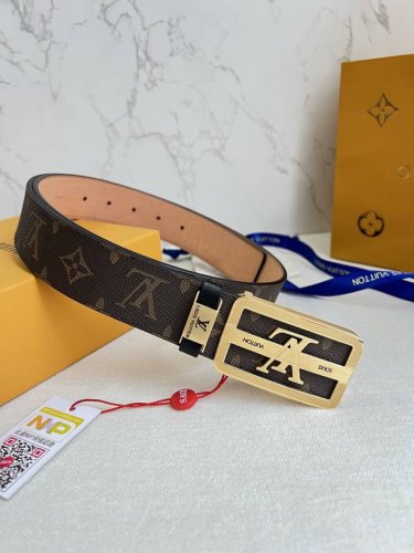 品名： Lv..路易..威登腰带皮带原单 型号：挂扣，经典纯钢材质镂空挂扣，头层牛皮，图片实物拍摄 材料：头层牛皮，挂扣系列，纯钢材质扣头，钯镀电镀工艺永不掉色