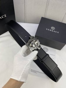 特 宽度4.0Cm Versace 范思哲 此款柔软平纹的皮带饰有金、银双色3D美杜莎腰带扣，可搭配正装或休闲牛仔装。