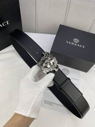 特 宽度4.0Cm Versace 范思哲 此款柔软平纹的皮带饰有金、银双色3D美杜莎腰带扣，可搭配正装或休闲牛仔装。