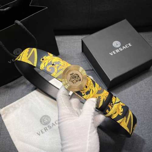 范思哲 宽4.0Cm 双面腰带，旋转扣，双面可用 新款男士皮革腰带，饰有立体La Medusa双面搭扣。皮带一面为光滑质地，另一面饰有棋盘格图案和Barocco