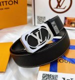皮带：Lv..路易..威登顶级复刻. 腰带：原单品质百分百头层牛皮，保证真皮。雕花设计.真空电镀.永不掉色.24K纯钢扣头层小牛皮荔枝纹系列双面可用专柜同等质量
