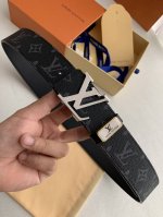 品名： Lv..路易..威登原单 型号：挂扣，图片实物拍摄 材料：头层牛皮，挂扣系列，纯钢质扣头，钯镀电镀工艺永不掉色。咖老花磨砂皮底，专柜同等质量， 送人自用