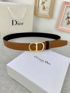 宽度3.5Cm Dior粒面触感牛皮革“Cd”皮带，搭配Cd带扣，平纹纹粒面小牛皮底触感牛皮