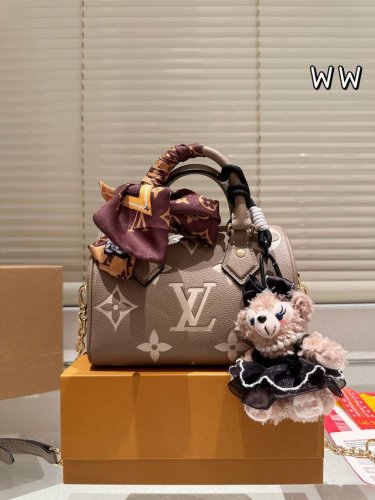 牛皮 配挂件 配丝巾 Lv Speedy 20Cm枕头包 无论版型 内里和专柜毫无差别 真正原版复刻 内里可拆卸 火遍全球的爆款机场大包 机车女神包 明星同款
