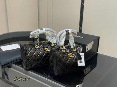 配折叠盒 Chanel25C值得入吗 香奈儿这个黑色保龄球真的是太可爱了吧 尺寸也很好短途出差也没有什么问题 尺寸:31.16Cm 22.15Cm