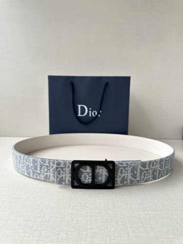 宽度3.5Cm Dior 受到标志性的同名手袋的启发 Montaigne腰带提供可翻转的版本 这要归功于其旋转机制 一侧采用天然光滑的小牛皮制成