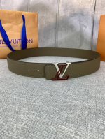 特 4.0宽以品牌经典Taiga皮革打造，这款休闲、易搭配的皮带缀以对比色革边染色，跟我们最新皮具设计搭配，既前卫，又时尚。