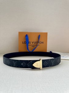 特 3.4宽 Lv Trunk 双面腰带以粒面皮革塑造摩登设计，可为商务或休闲造型注入典雅魅力。铭纹 S-Lock 搭扣援引品牌经典行李箱元素 皮革 金属件