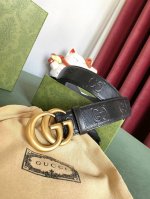 Gucci 古琦 4.0寬Marmont系列印花压纹皮革腰带 Guccio Gucci字母交织图案巧妙融入纹理和材质变化，以印花压纹形式点缀在这款腰带的黑色皮革