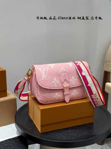 全套礼盒包装 升级版 钢五金 带芯片 尺寸25.15Cm Lv 压花 Diane腋下 法棍包 魅力无限 释放你的时尚态度 外形独特，有很多可爱的颜色可选，简直是