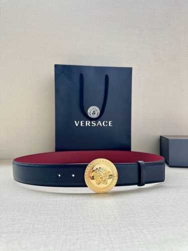 宽度4.0cm 范思哲 此款腰带饰有标志性的Versace美杜莎头像扣，彰显品牌格调。是一款精美的衣橱必备单品。
