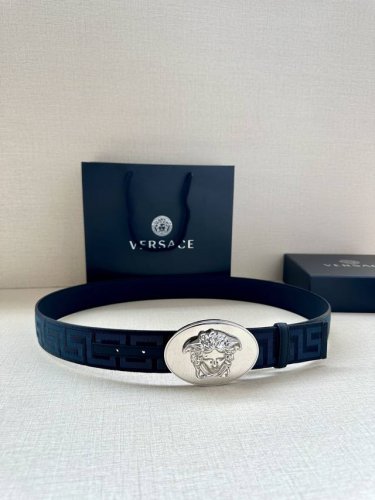 带宽3.8Cm Versace 范思哲 此款缎带腰带风格十分休闲，饰有标志性希腊回纹图案，可搭配休闲单品或高腰正装。 闭合式佩戴 希腊回纹图案 材质：100%聚