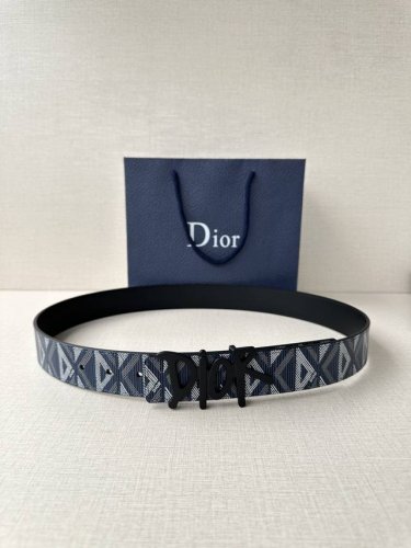 宽度3.5Cm Dior 这款不锈钢金属腰带扣是春季系列新品，展示 Cd Icon 标志和 Oblique Cosmo 图案，致敬 Dior 的经典图案。可与各