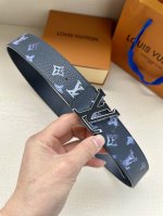 特 Lv新款出货，原版品质，带身4.0Cm宽。采用特色印花图案面料，荔枝纹头层牛皮底制作。搭配精品Lv钢挂扣。商务休闲精品搭配新款。