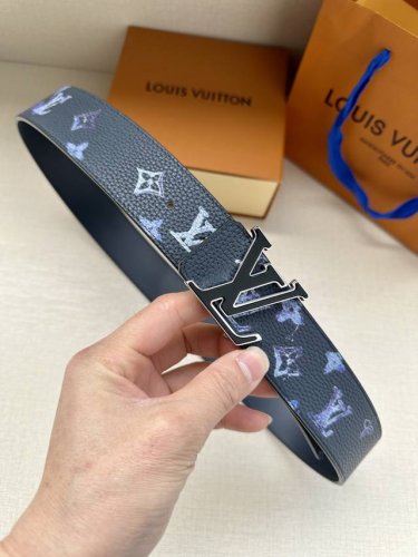 特 Lv新款出货，原版品质，带身4.0Cm宽。采用特色印花图案面料，荔枝纹头层牛皮底制作。搭配精品Lv钢挂扣。商务休闲精品搭配新款。