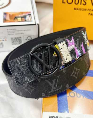 皮带：Lv..路易..顶级原单复刻. 腰带：百分百头层牛皮，保证真皮。圆形镂空24K纯钢扣涂鸦彩绘图案艺术双面可用专柜同等质量， 送人自用首选包装： 请认准如图