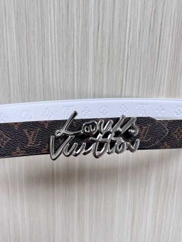 当季新款，腰带取材雍容牛皮革和 Monogram 帆布，便于随心切换两 式风尚。路易威登手写体标识化身为宽幅金属搭扣，于中央点亮视线 焦点，可为休闲和正式造型注