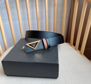 Prada 普拉达 专柜最新款 这款亮面皮革腰带设计简约而不失精美 三角形搭扣辅以涂珐琅金属刻字徽标 映现品牌格调隽永的亮面皮革材质经多年演变 己然成为Prad