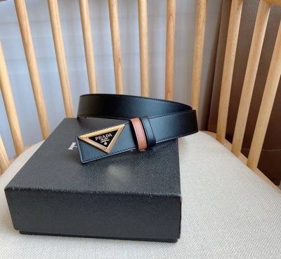 Prada 普拉达 专柜最新款 这款亮面皮革腰带设计简约而不失精美 三角形搭扣辅以涂珐琅金属刻字徽标 映现品牌格调隽永的亮面皮革材质经多年演变 己然成为Prad