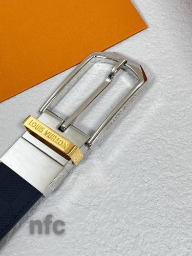 3.5双面进口牛皮，单面压格子，搭配精品单桥旋转分身色扣。实物实拍，官网同步。