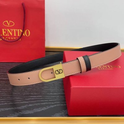 牛皮革腰带，复古黄铜做旧效果处理金属扣环，饰以珐琅 Vlogo Signature 细节 宽度：3.0Cm