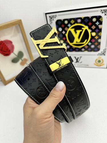 品名：Lv..路易..威登原单 材质：原单牛皮腰带 百分百头层牛皮腰带保证真皮，24K纯钢扣，专柜原单品质、做工精细，时尚大牌，送人自用首选 包装： 请认准如图