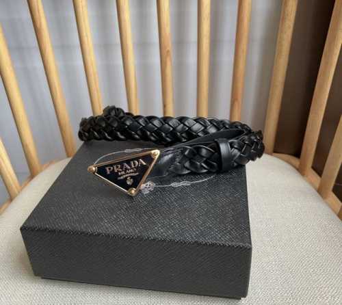 Prada 普拉达 专柜最新款 这款腰带融合休闲和精致的魅力 独特的编织图案别具巧思 搭配饰以涂珐琅三角形徽标的金属腰带扣 彰显prada独具特色的标志性元素
