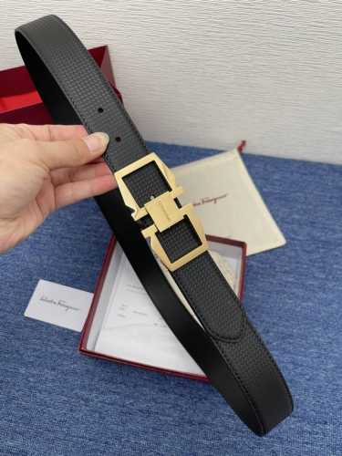 品牌菲拉.格慕 3.5Cm. 描述这款皮带采用天然粒纹皮革材质，颇具都市风范，细节充满动感。同色调金属Gancini扣饰带有撞色衬里，为其增添时髦气息。这款配饰