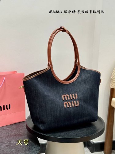 大号 又是被Miumiu 征服的一天 复古牛仔深蓝色Tote托特 近期的好物推荐，最近超爱这个包包，托特包真的超能 装，出门拍摄能装好多小东西，随意慵懒的赶脚很