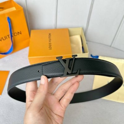特 寬度：35Mm Lv S-Lock系列 寬度3.5Cm 精緻的字母搭扣 搭配驢家法國原廠荔枝紋皮料 雙面用