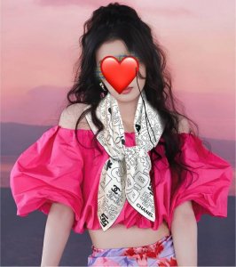 高版本 香奈儿 5号香水瓶 香奶奶永远都是比较经典 一条印有5号香水瓶跟四叶草交织图案巧妙搭配 简直太美了 爱藏于深处 尽显趣致设计 这款方巾采用 ，女士们必备