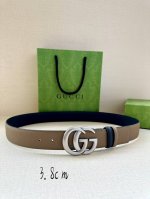 宽度4.0Cm Gucci系列，品牌标志性的双G原单钢扣标识经重新诠释后，以光彩夺目的金色调呈现在这款手掌纹腰带上。