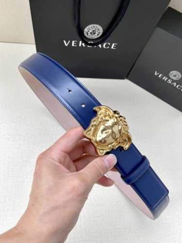 宽度4.0Cm Versace 范思哲 此款柔软的皮带饰3D美杜莎腰带扣，可搭配正装或休闲牛仔装。