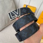 寬40Mm 同步新款！Lv Shape雙面腰帶以全新togo荔枝紋小牛皮 壓花絲印而成的藍色大logo圖案 搭配亮光lv Shape搭扣 外形時尚.正裝和便裝皆