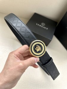 特 宽度4.0Cm 范思哲Versace人头标志：腰带扣上的3D饰有古希腊回纹美杜莎，赋予该款Palazzo腰带很高的辨识度。