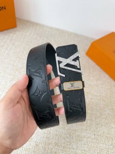 品名： Lv..路易..威登腰带皮带原单 型号：挂扣，经典纯钢材质挂扣，头层牛皮，图片实物拍摄 材料：头层牛皮，挂扣系列，纯钢材质扣头，钯镀电镀工艺永不掉色。原