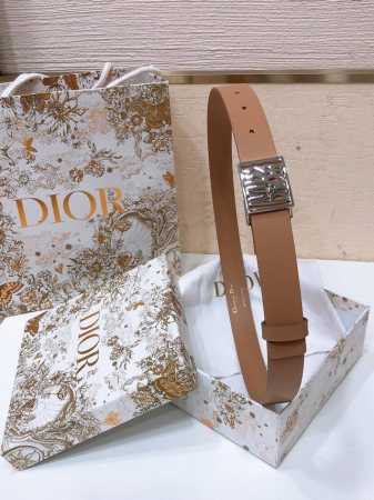 Dior Miss Dior Graffiti 图案腰带 25毫米光滑牛皮 金色饰面 Miss Dior Grafiti 图案腰带扣 内侧饰以 Christia - 点击图像关闭