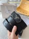 广州工厂P直发普拉达 Prada 這款百搭配飾定格簡約而考究的設計。優雅的Saffiano皮革交叉平行線紋理平添別樣的微妙韻致。標誌性的金屬刻字徽標點綴搭扣，时