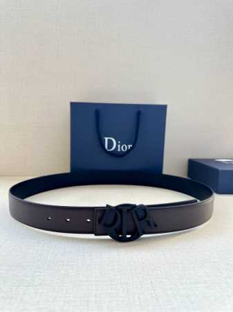 宽度3.5Cm 这款 Dior Charm腰带不锈钢扣以金色饰面图案设计重新演绎经典的 Dior 标志。可搭配各式35毫米腰带，打造时尚高雅的造型。 - 点击图像关闭