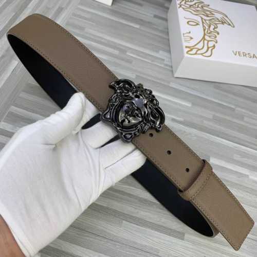 宽度4.0Cm。Versace 范思哲 此款腰带饰有标志性的Versace美杜莎头像带扣，彰显品牌格调。是一款精美的衣橱必备单品。