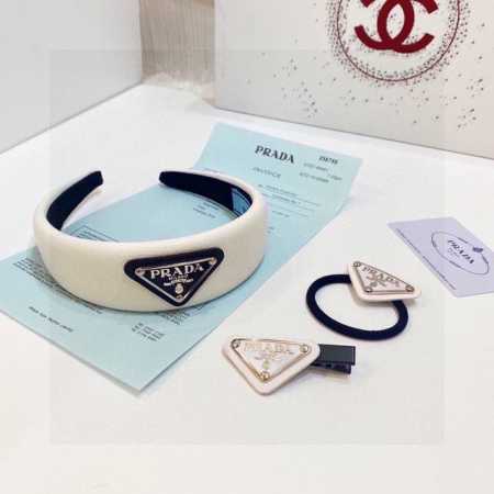特 爆款 三件套 配专柜包装 Prada 普拉达 发箍、发圈、发夹 三件套 可分开搭配 经典Logo 非常洋气 百搭，非常飒的一套 名媛必入！ - 点击图像关闭