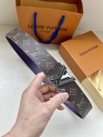特 4.0宽 Lv Optic 双面腰带聚焦经典 Monogram 图案：一面呈现标志性印花帆布，另一面选用亮色皮革。色彩层叠令 Lv Optic 搭扣倍显瞩目