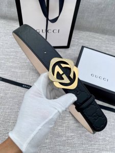宽度4.0Cm 互扣式双G菱形施洛华镶钻精品钢扣腰带，采用热压印技术的Gucci Signature皮革精制而成，触感厚实，印花图案清晰分明。