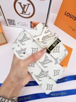 皮带：Lv..路易..原单 腰带：百分百头层牛皮，保证真皮。24K纯钢扣双面可用专柜同等质量， 送人自用首选 包装： 请认准如图专柜包装，赠送打孔器，银联发票，