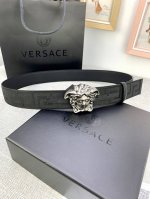 宽度：4.0Cm 范思哲 此款帆布回纹皮底 腰带饰有标志性的Versace美杜莎头像扣，彰显品牌格调。是一款精美的衣橱必备单品。