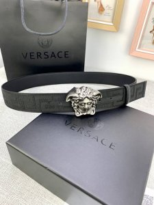 宽度：4.0Cm 范思哲 此款帆布回纹皮底 腰带饰有标志性的Versace美杜莎头像扣，彰显品牌格调。是一款精美的衣橱必备单品。
