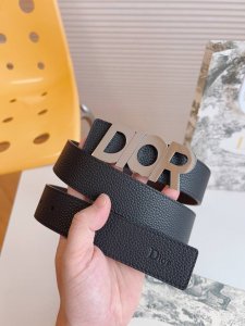 迪～奥 男士休闲皮带系列。双面可用，采用精选头层牛皮荔枝纹搭配Dior标志五金，演绎时尚风格；自信活力，易搭配服饰。宽度：35Mm 顶级
